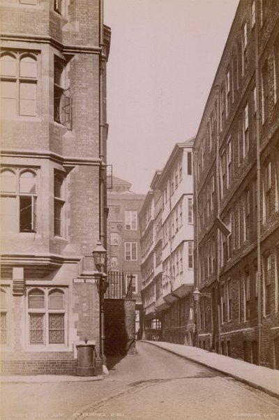 Ansichtkaart met de noordelijke ingang naar Middle Temple Lane door English Photographer